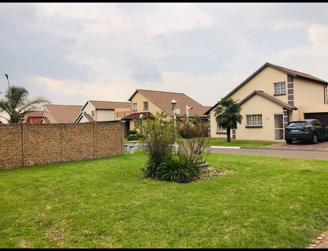 4 BEDROOM TOWNHOUSE FOR SALE IN SONNEVELD